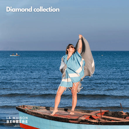 Frau am Meer mit Diamond-Foutas in Türkis und Grau
