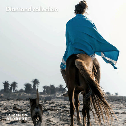 Reiter am Strand mit einer türkisfarbenen Diamond-Fouta