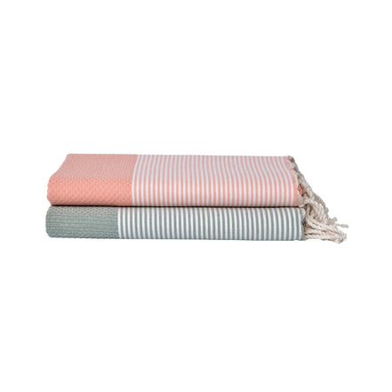 Zwei gefaltete Honeycomb-Foutas in Lachsrosa und Salbeigrün