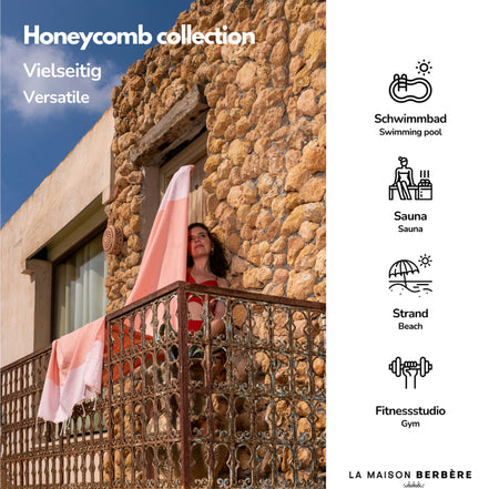 Frau auf einem Balkon mit Honeycomb-Foutas in Lachsrosa und Salbeigrün