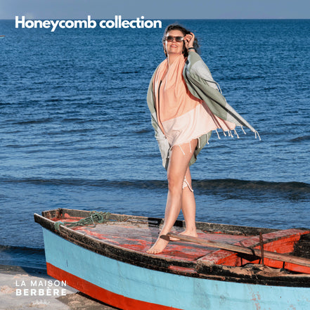 Frau am Meer mit Honeycomb-Foutas in Lachsrosa und Salbeigrün