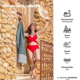 Frau auf einem Balkon mit einer dunkelgrünen Honeycomb-Fouta