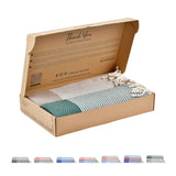 Geöffnete Geschenkbox mit Honeycomb-Foutas in Crème und Dunkelgrün