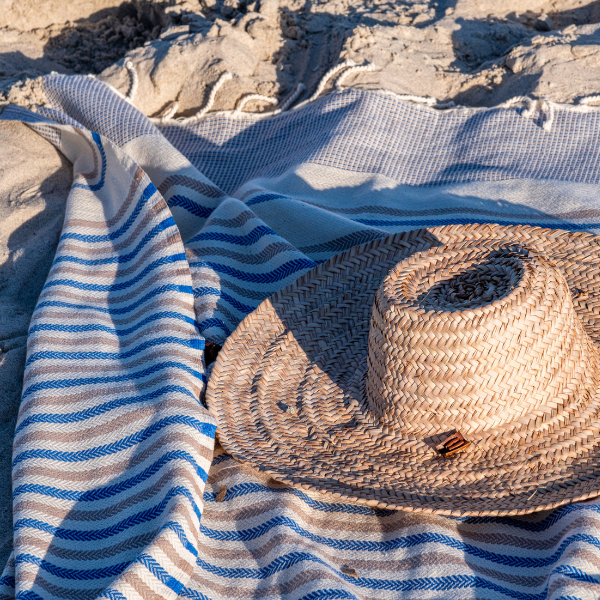 Gefaltete Fouta von La Maison Berbère mit sichtbarem Webmuster