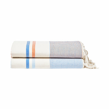 Zwei gefaltete Palma-Foutas des Numidia Sets mit blauen und orangefarbenen Streifen