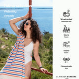Frau am Meer mit einer orange-blau gestreiften Palma-Fouta